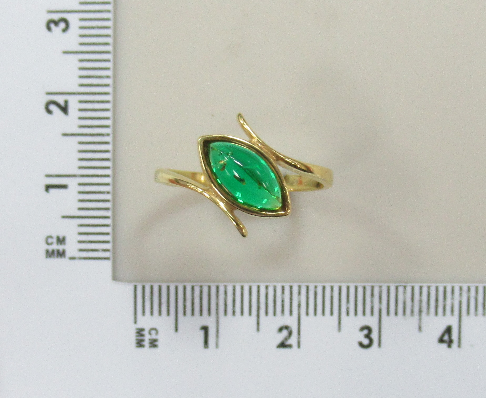 Серебряное кольцо с зеленым янтарем
